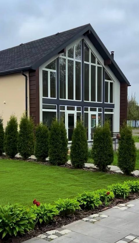Барн-хаус Tur House: фасад із панорамним склінням і газон