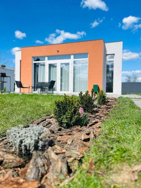 Котедж Tur House з помаранчевим фасадом і садом